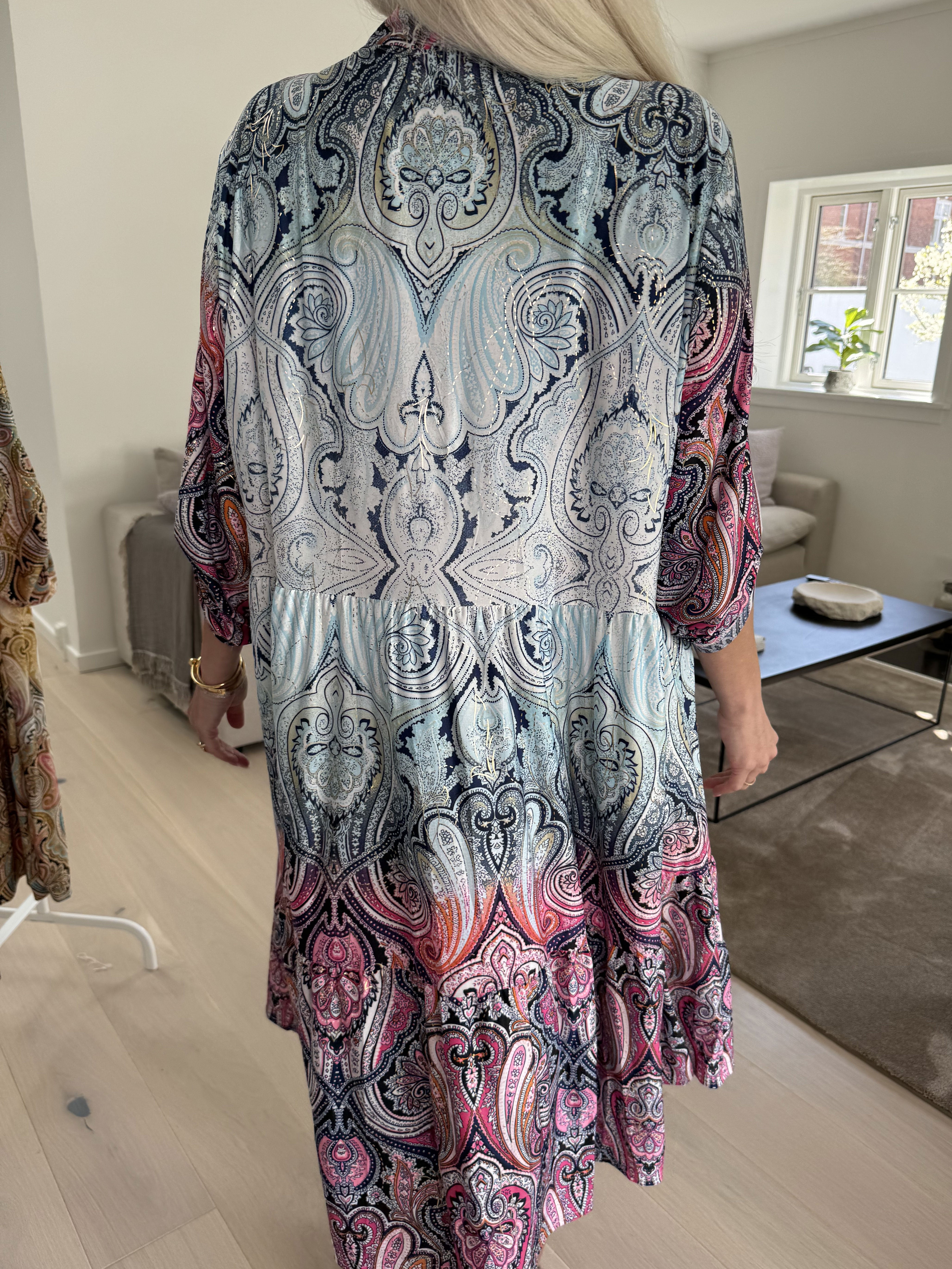 Milano Tamaria Midi - Klä dig i fint tryck i en lager-på-lager-look